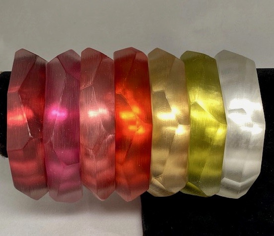 LG112 facet carved textured lucite bangles 